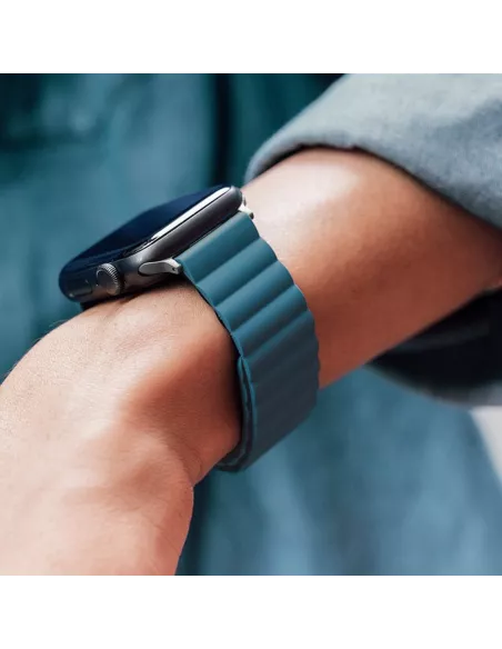 Silicone Wristband with Magnetic Clasp Apple watch 8, 7, 6, SE, 5...